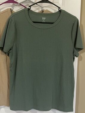 5/$40  Gap ribbed t shirt